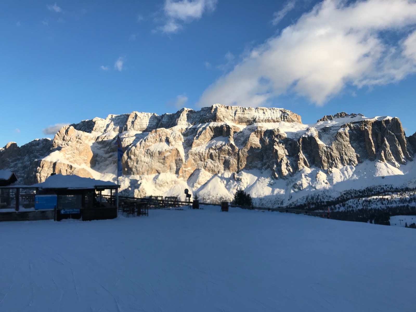 Le pareti del Sella al sole sopra le piste