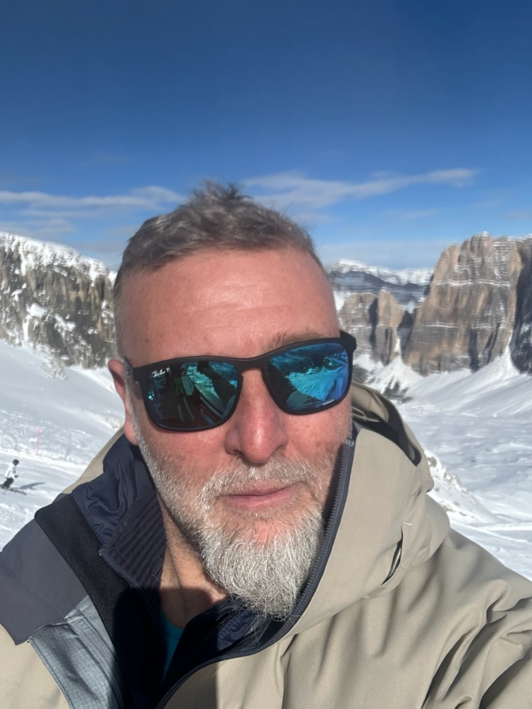 Edoardo sugli sci tra le pareti delle Dolomiti